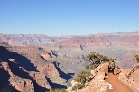 Descendo a trilha do Grand Canyon em meio a uma paisagem impressionate! (no Arizona, nos Estados Unidos)